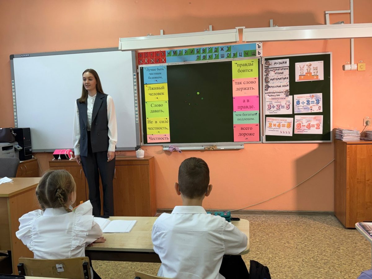 Песни, посвященные труду педагогов, прозвучат вместо звонков в школах