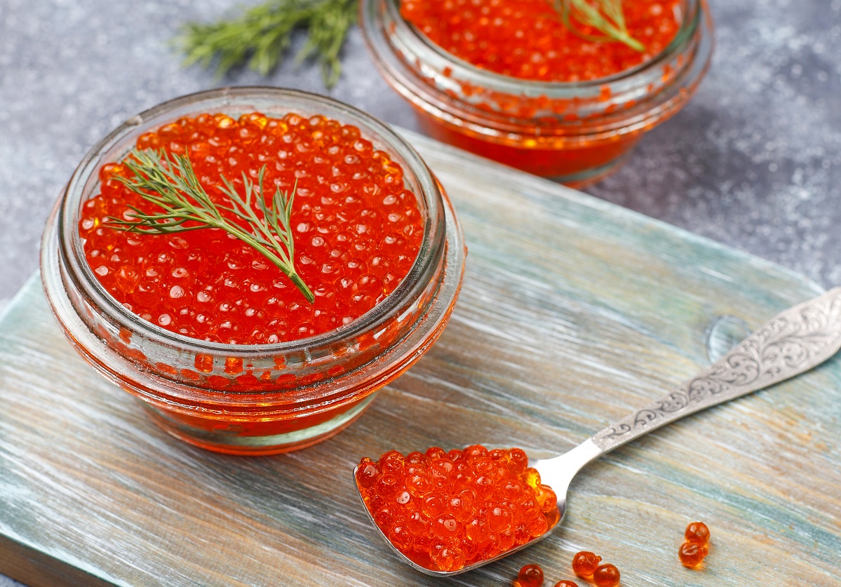 Цены на красную икру снизились впервые за год