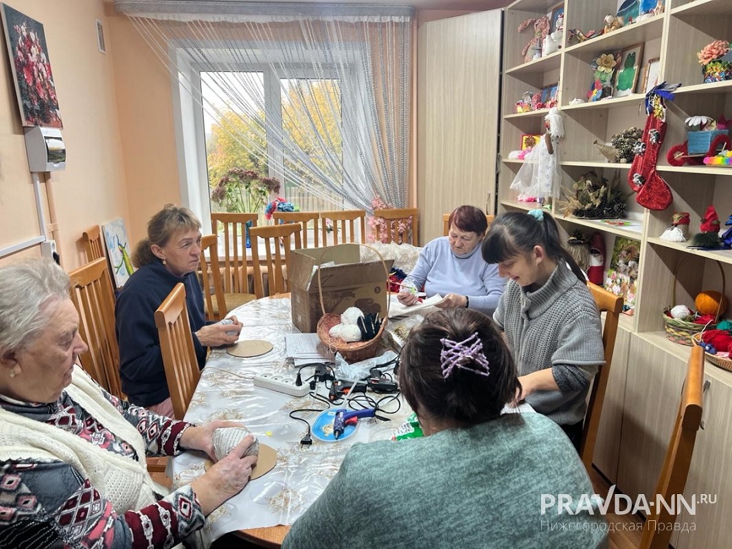 В центре дневного пребывания проходят занятия для пожилых людей