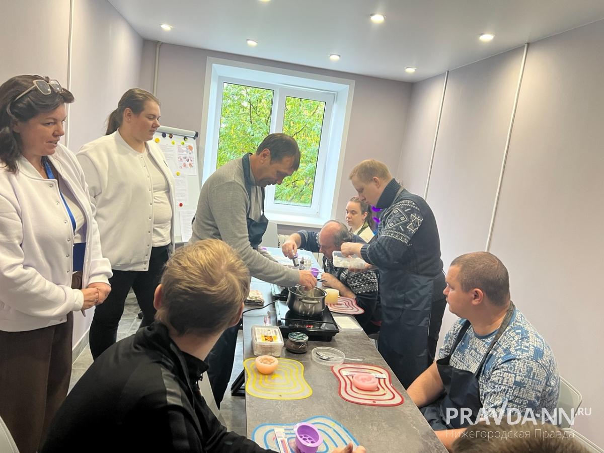 Гости познакомились с работой сувенирной мастерской