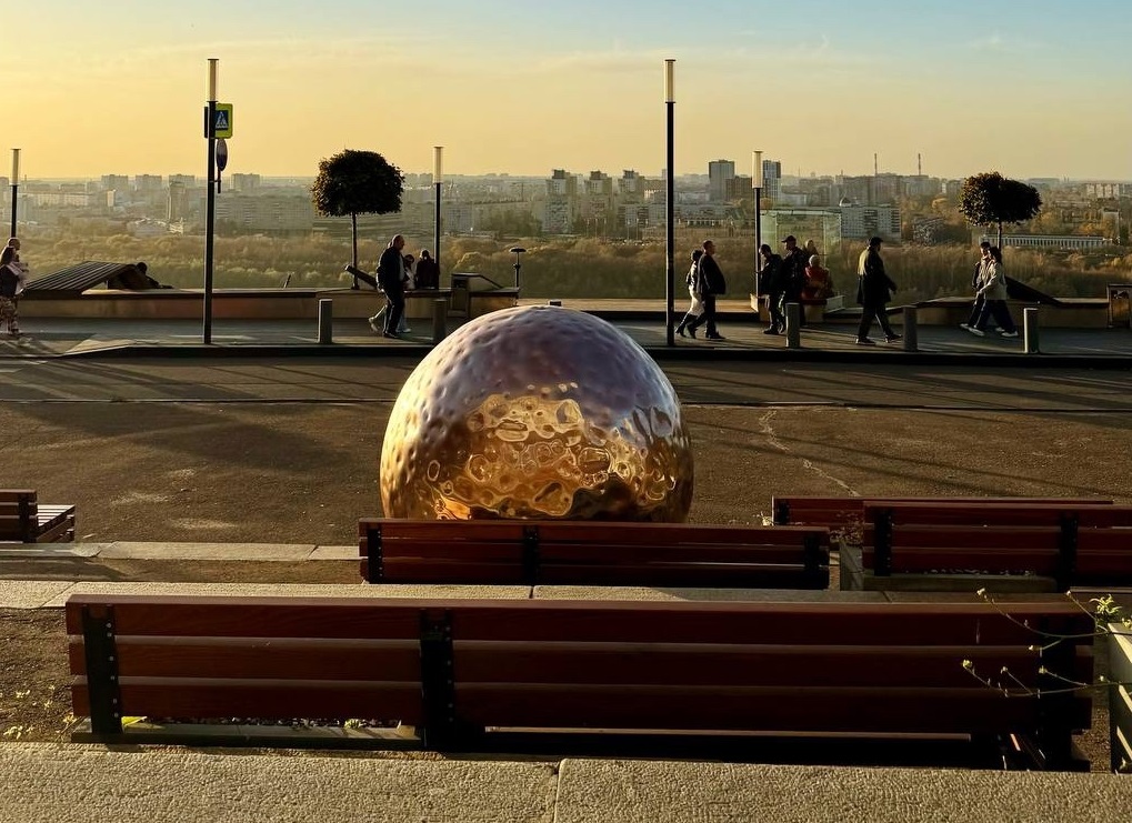 Новый арт-объект в виде солнца установили на набережной Федоровского