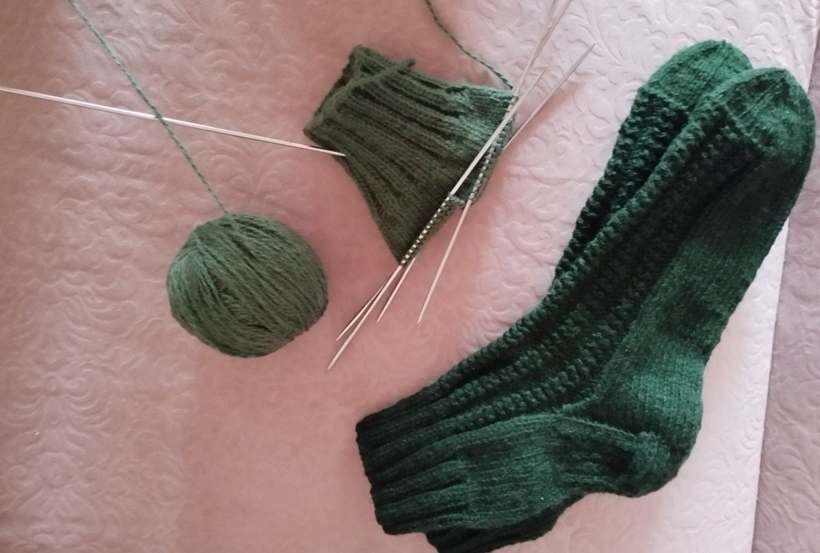 Мастерицы вяжут носки не простые, а с рисунком