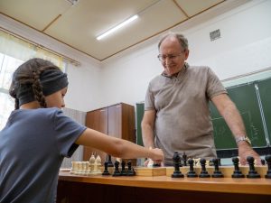 Удачный ход Владимира Шилина: ветеран, увлечённый шахматами, передаёт свои знания юным выксунцам