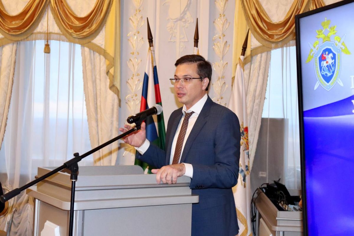 Юрий Шалабаев поздравил молодых следователей с присягой