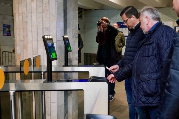 Юрий Шалабаев оценил преображение станции метро «Заречная»