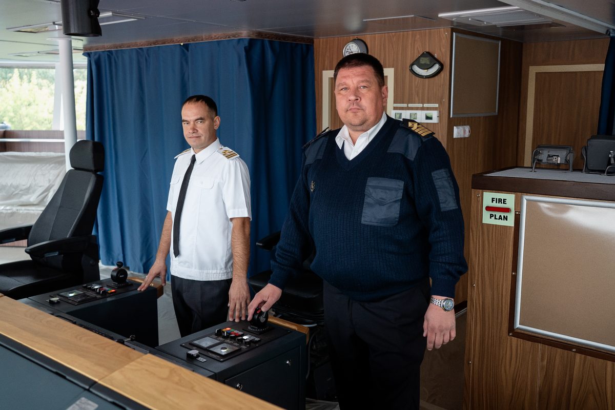 Старший помощник капитана теплохода «Борис Королев» Сергей Рысев (слева) и капитан Сергей Касаткин 