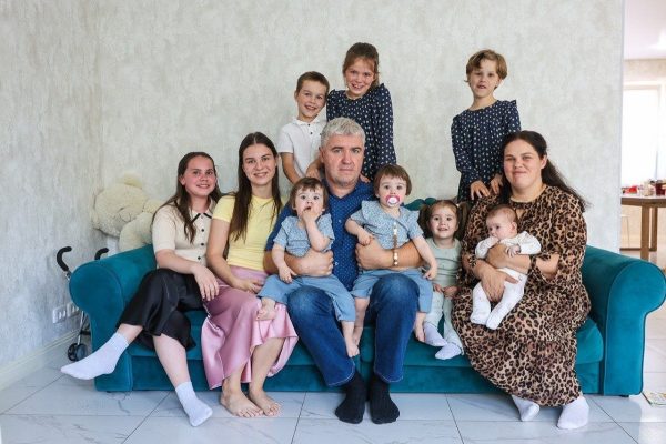 «У каждого теперь есть своё место»: многодетной семье Сусловых из Дзержинска подарили 9‑местный «Соболь»