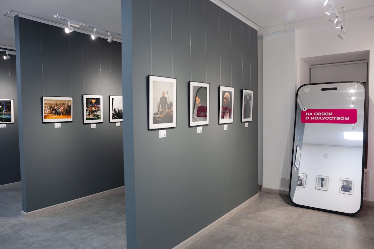 Т2 поддержала выставку «Закулисье глянца» об известных людях Нижнего Новгорода