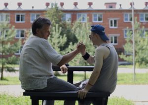«Хочется приходить сюда чаще»: как волонтёры помогают людям, проживающим в психоневрологических интернатах