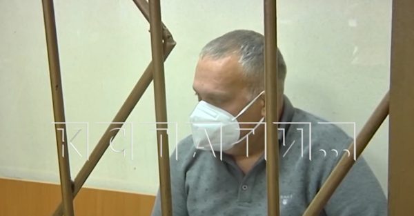 Прикрыл опасного нелегала: в Нижегородской области задержали начальника отдела миграции