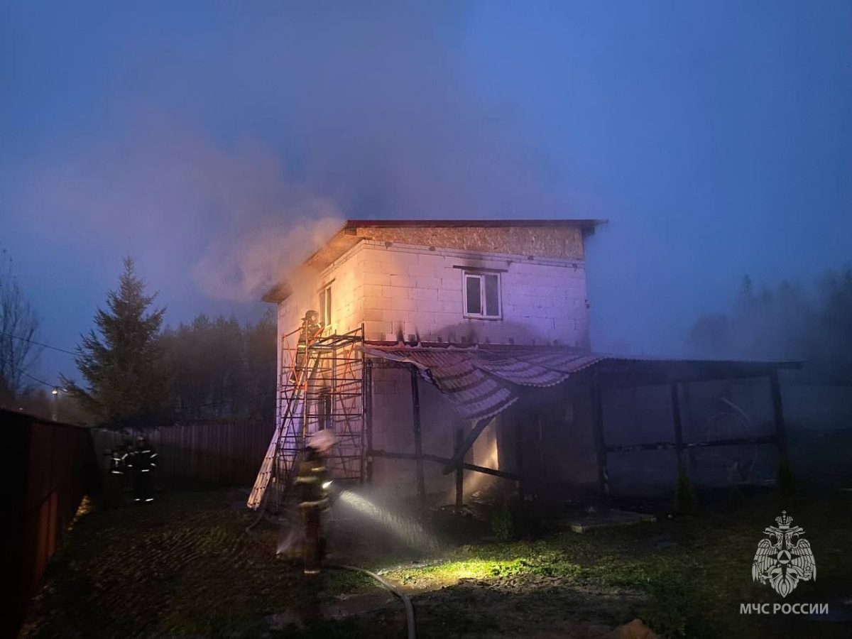 Строящийся дом вспыхнул из-за неисправного удлинителя в Богородском округе