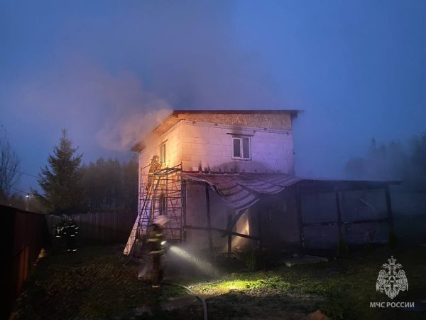 Строящийся дом вспыхнул из-за неисправного удлинителя в Богородском округе