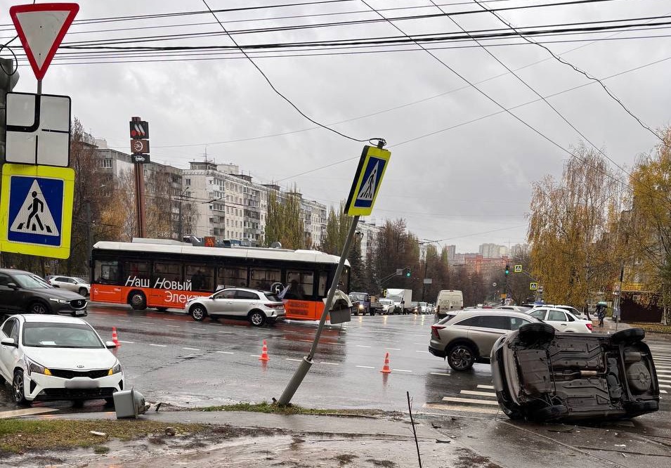 Автомобиль врезался в столб и перевернулся на улице Ванеева