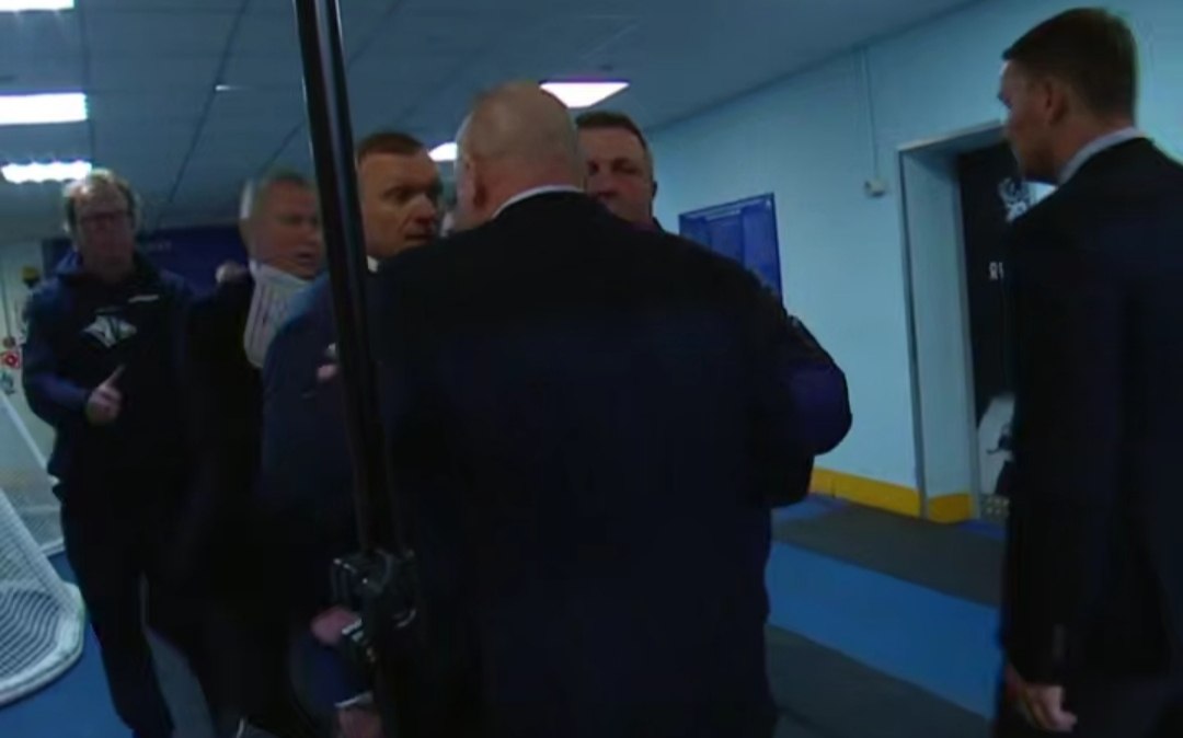 Конфликт тренеров «Торпедо» и «Металлурга» после матча КХЛ попал на видео
