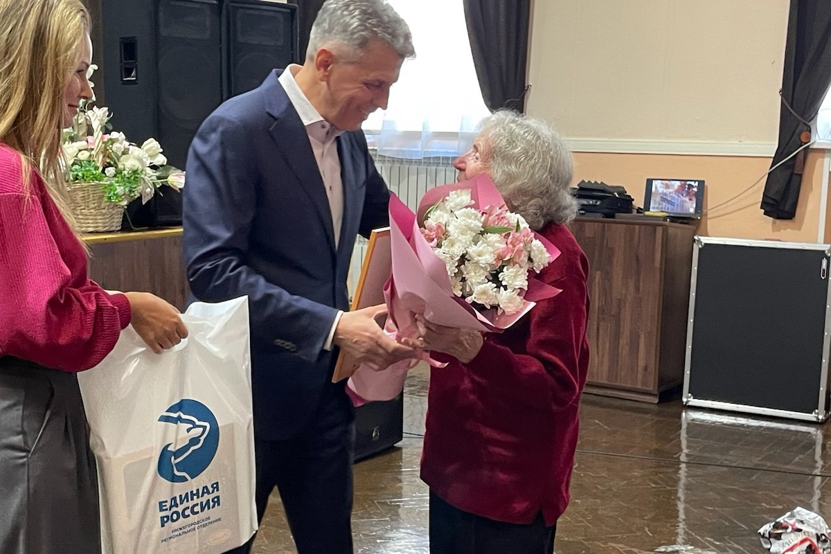 Представители партии «Единая Россия» поздравили старшее поколение с праздником