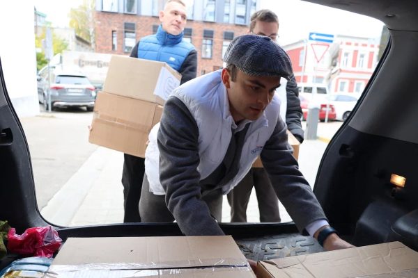 Активисты «Единой России» передали партию гуманитарной помощи в зону СВО