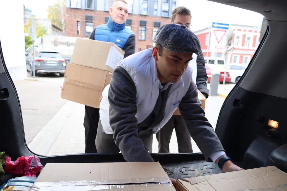 Активисты «Единой России» передали партию гуманитарной помощи в зону СВО