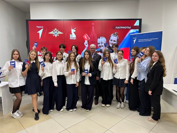 Состоялось вручение первых паспортов в рамках программы «Мы-граждане России!»