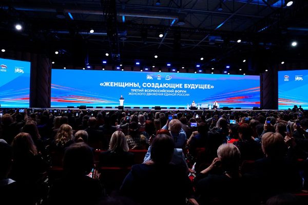 «Единая Россия» помогает укреплять социальные лифты для женщин