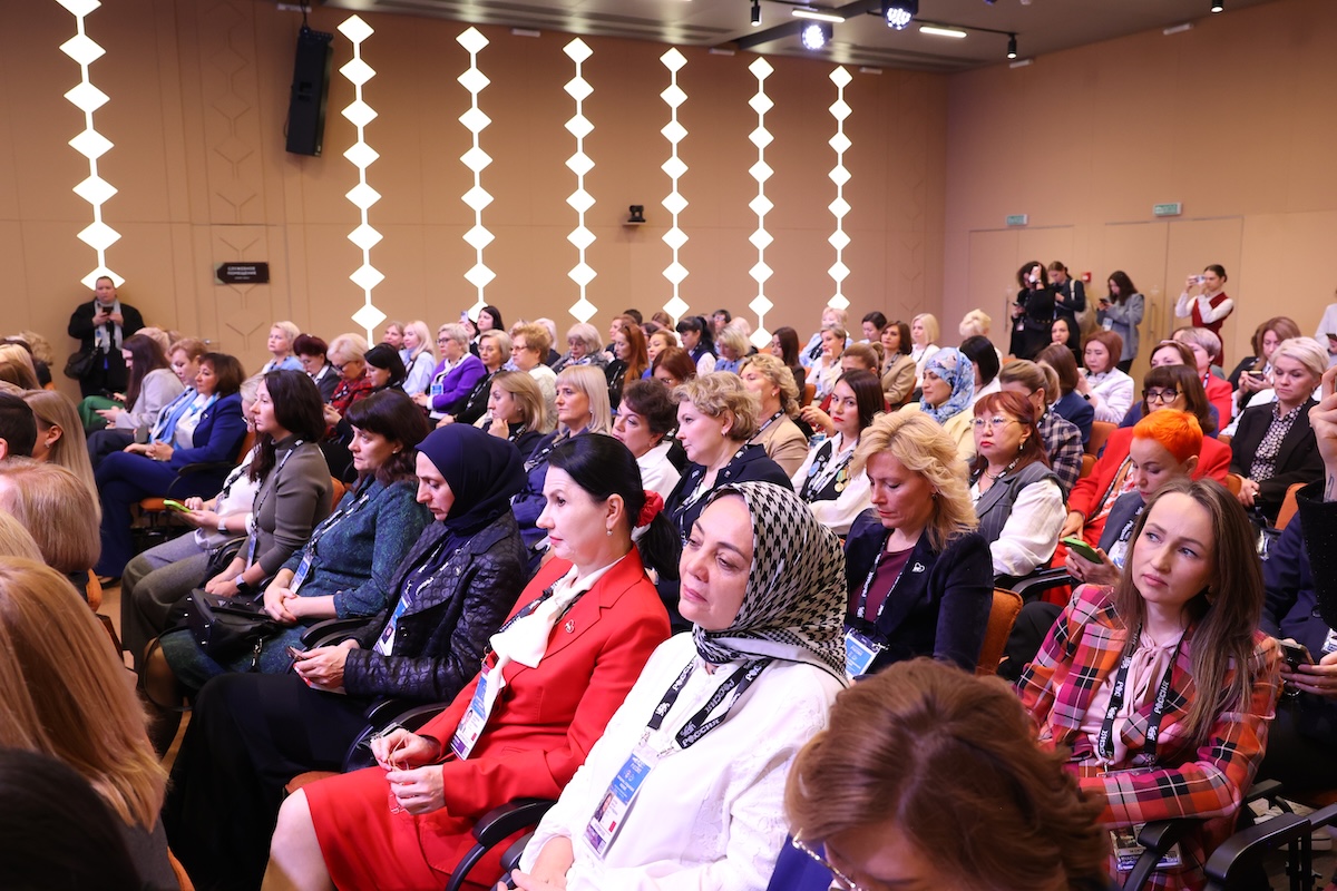 Участницы движения работают по четырем ключевым направлениям: женская политшкола, предпринимательство, здоровье женщины и социально-гуманитарная помощь