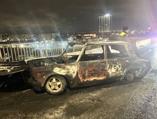 Автомобиль загорелся при ДТП на Молитовском мосту в Нижнем Новгороде