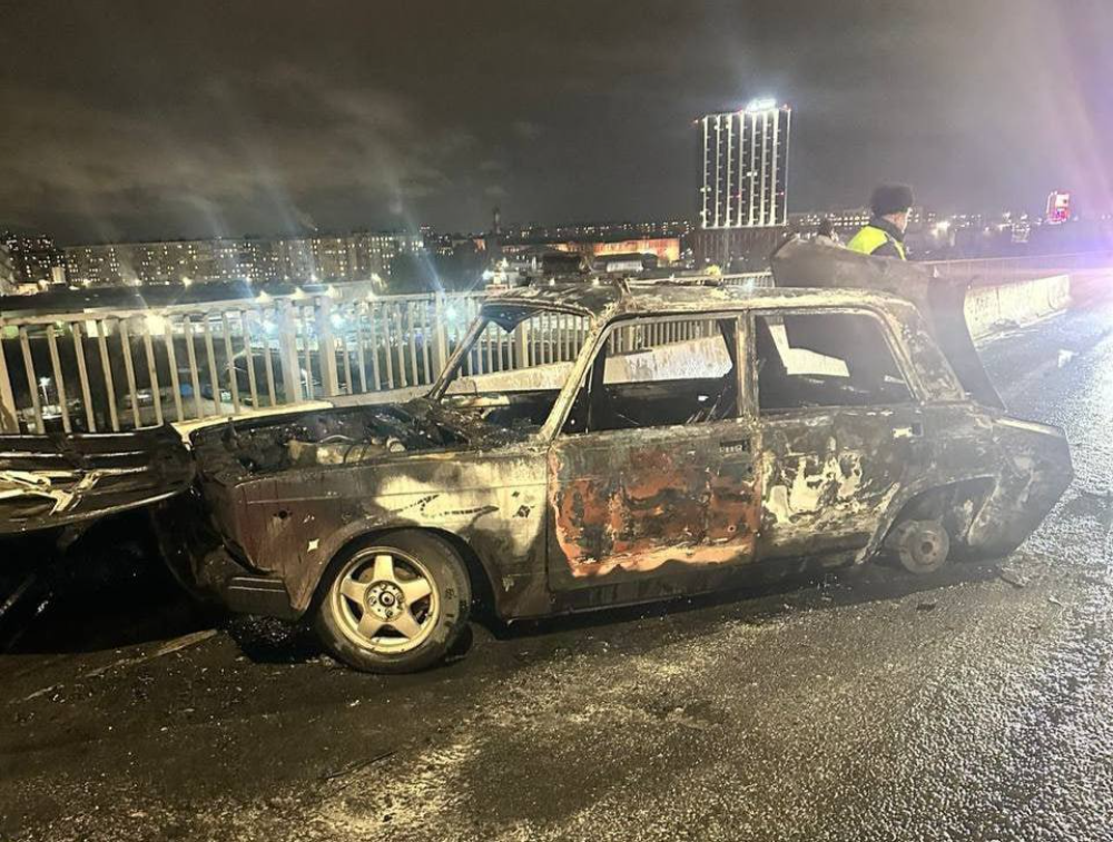Автомобиль загорелся при ДТП на Молитовском мосту в Нижнем Новгороде