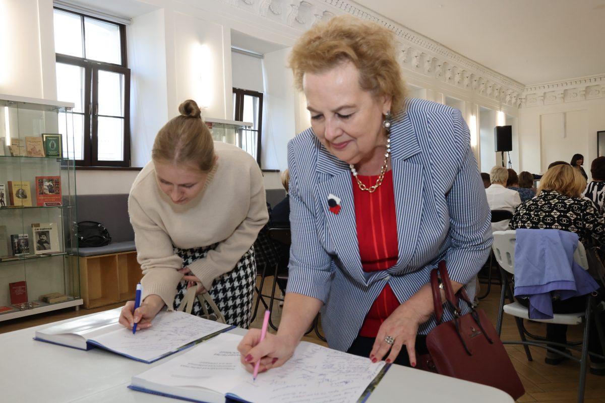 Каждый из ветеранов оставил свою подпись в двух экземплярах, которые теперь станут библиотечными раритетами