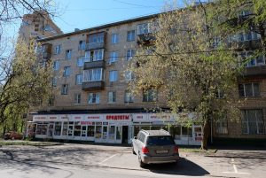 «Не очень приятно ночевать рядом с гробами»: какие магазины запрещено открывать в многоквартирных домах
