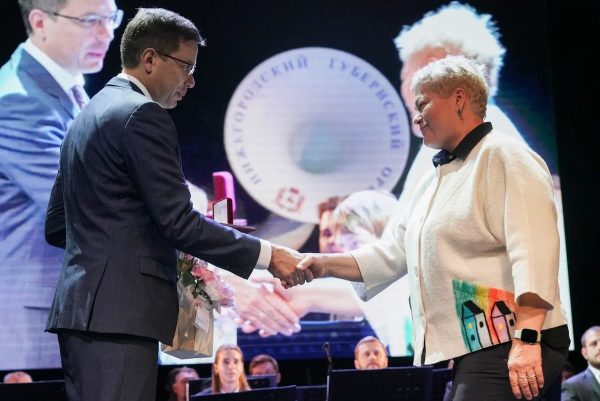 Юрий Шалабаев поздравил педагогов с Днем учителя