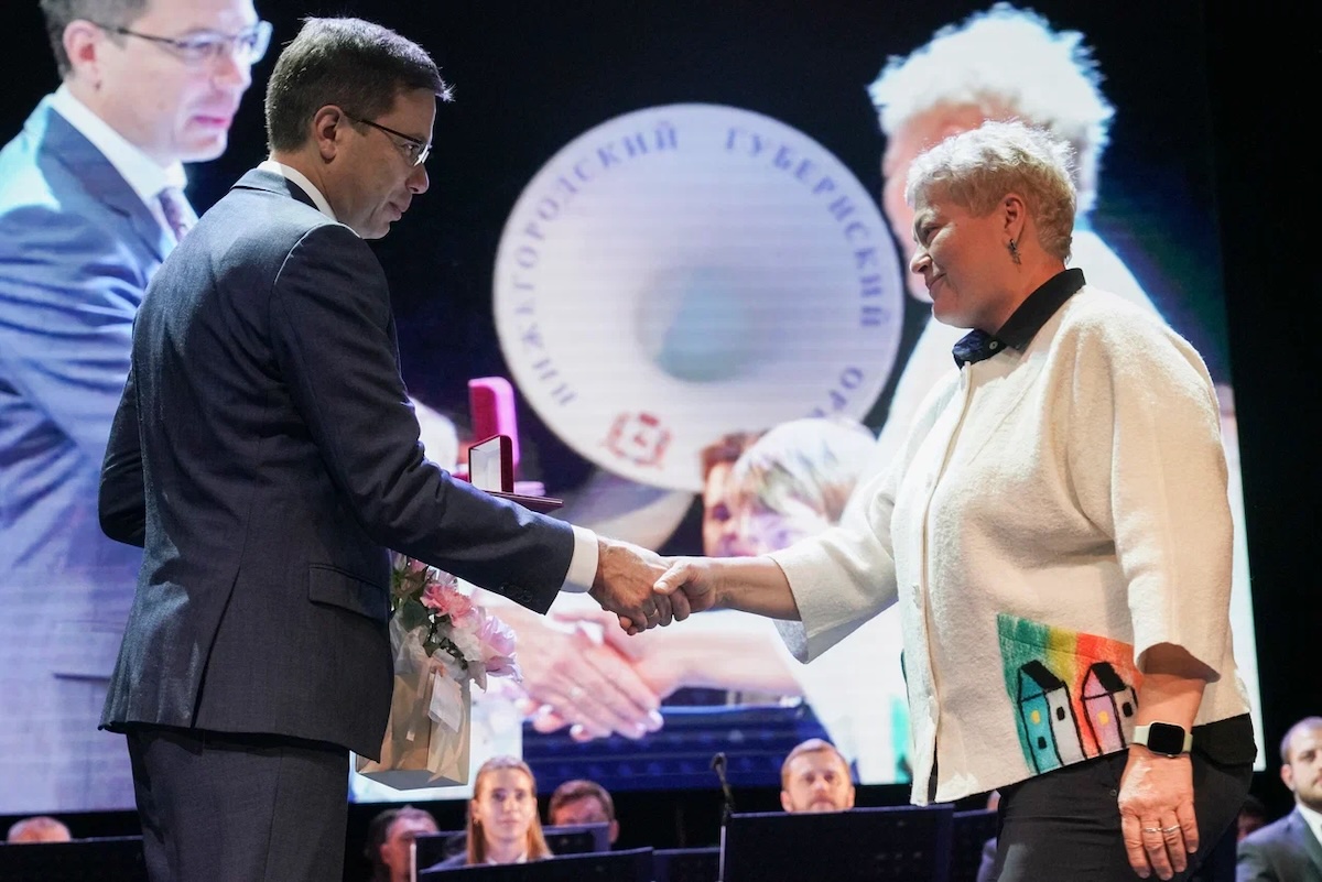 Юрий Шалабаев поздравил педагогов с Днем учителя