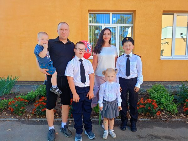 «Мы самые счастливые родители!»: многодетная мама рассказала о секретах воспитания четверых детей