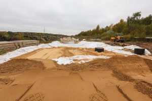 Завершается строительство объездной дороги в поселке Дачный Дзержинского округа
