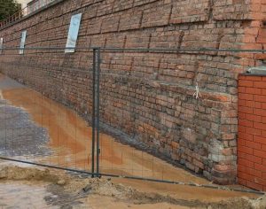 Неизвестная жидкость вытекла на тротуар на Рождественской улице