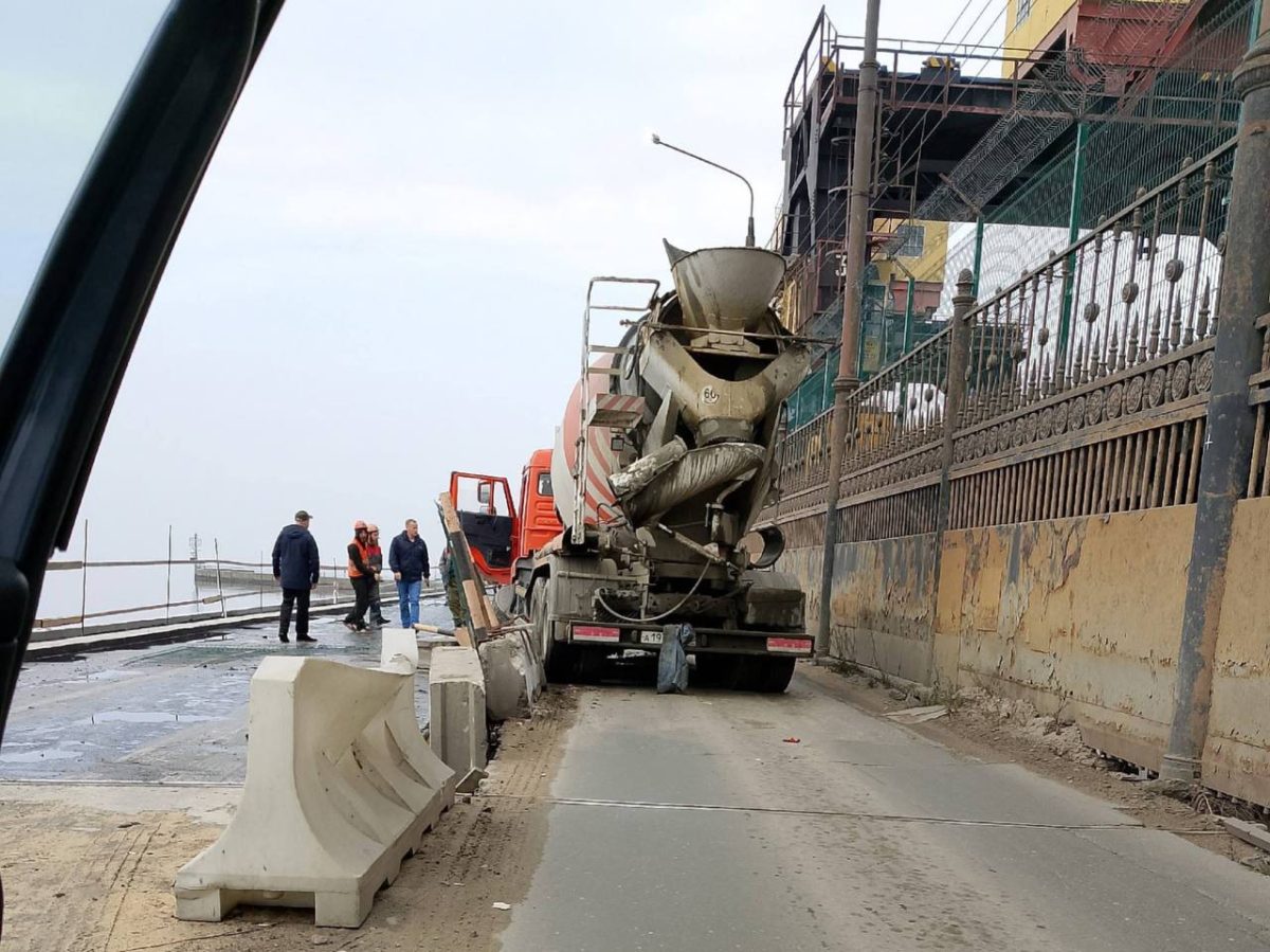 Застрявшая бетономешалка спровоцировала пробку на дамбе Нижегородской ГЭС