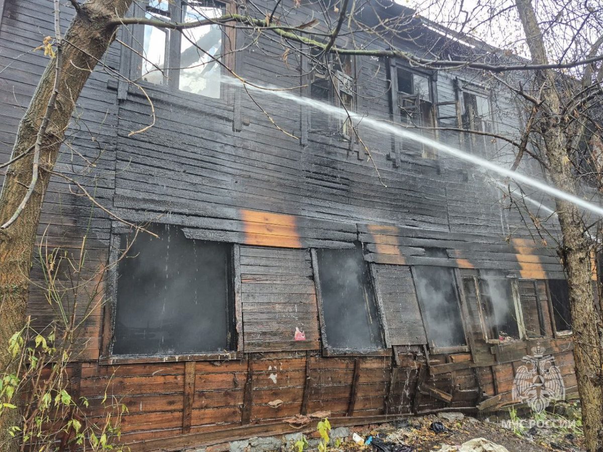 Выселенный дом загорелся на улице Энтузиастов в Нижнем Новгороде