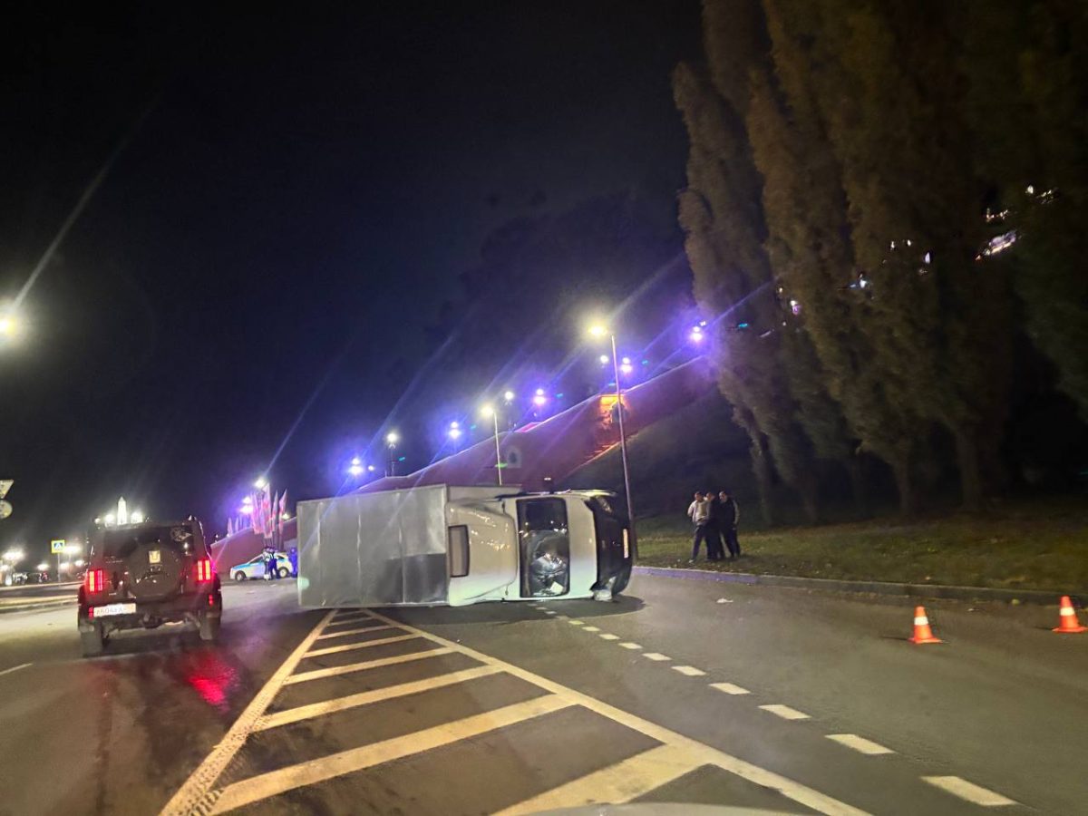 На Нижневолжской набережной столкнулись грузовик и&nbsp;BMW