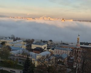 Утренний туман застелил Нижний Новгород