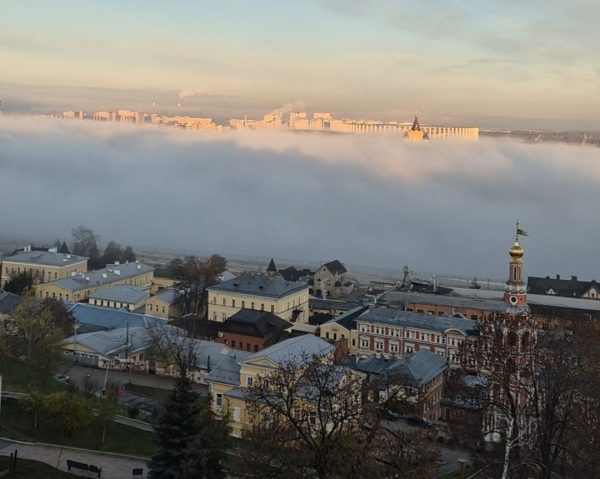 Утренний туман застелил Нижний Новгород