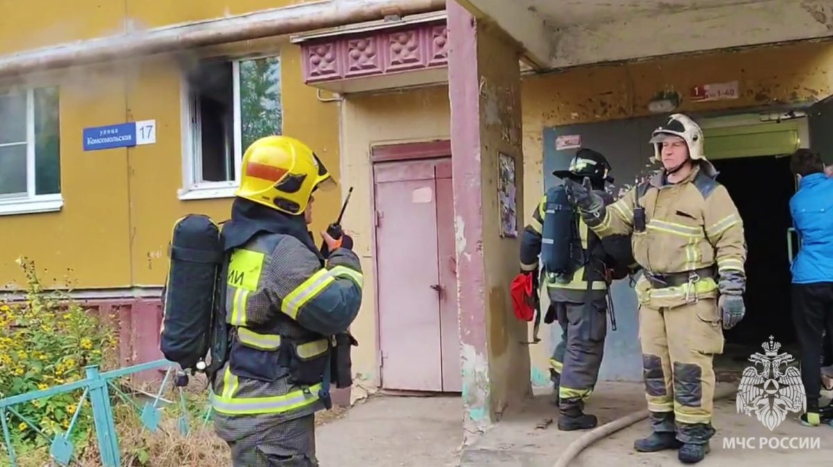 Квартира загорелась в жилом доме на Комсомольской улице