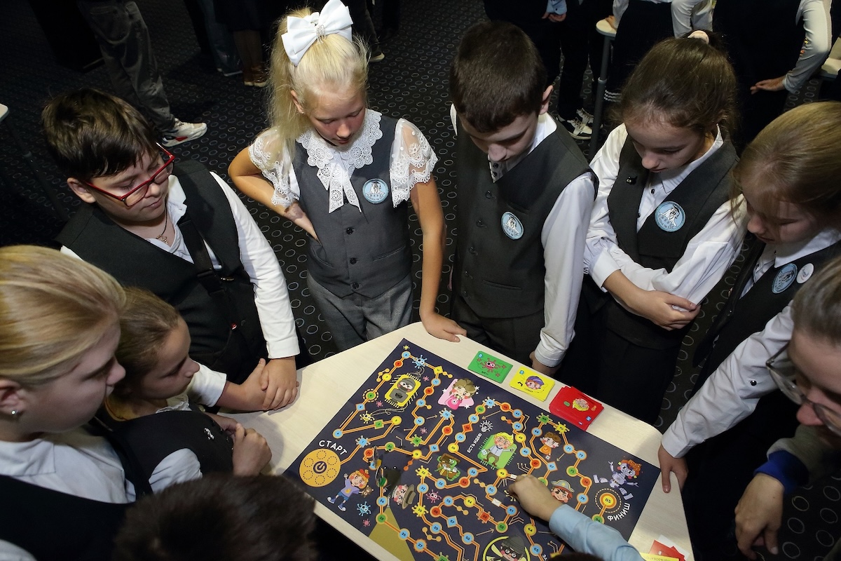 По легенде, ребятам предстояло спасти интернет от вредоносных программ