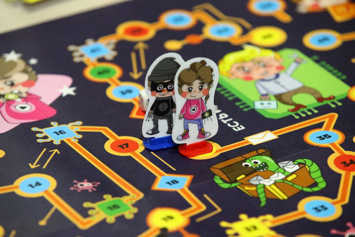 Участники отвечали на вопросы по кибербезопасности и перемещали фишки