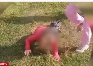 «И эта дичь живёт среди нас»? Школьницы на камеру издевались над детьми на&nbsp;Бору&nbsp;