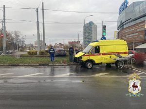 24-летняя санитарка скорой помощи пострадала в ДТП на площади Лядова