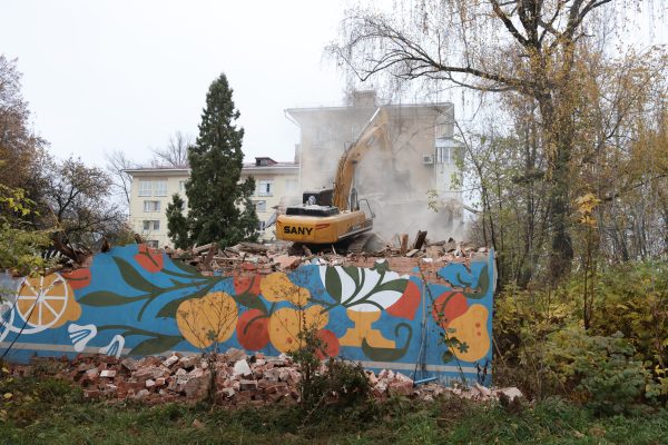 На месте стареньких двухэтажек — новые высотки: в квартале «Красный просвещенец» начался снос домов