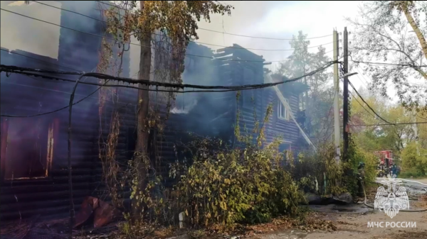 Деревянный дом загорелся на улице Энтузиастов в Нижнем Новгороде