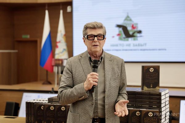 Опубликованы фото встречи писателя Александра Звягинцева с поисковиками ПФО