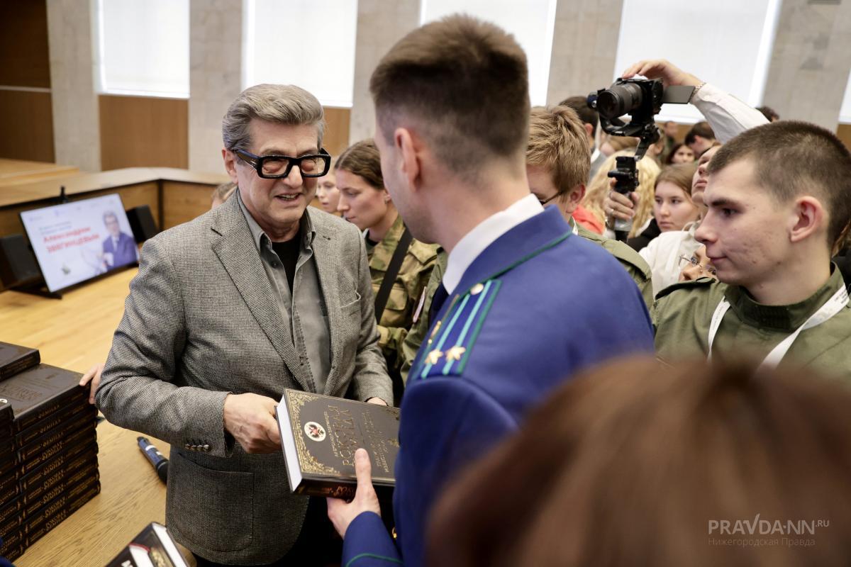 Писатель Александр Звягинцев провел урок истории для участников слёта «Никто не забыт»