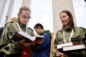 Писатель Александр Звягинцев провел урок истории для участников слёта «Никто не забыт»