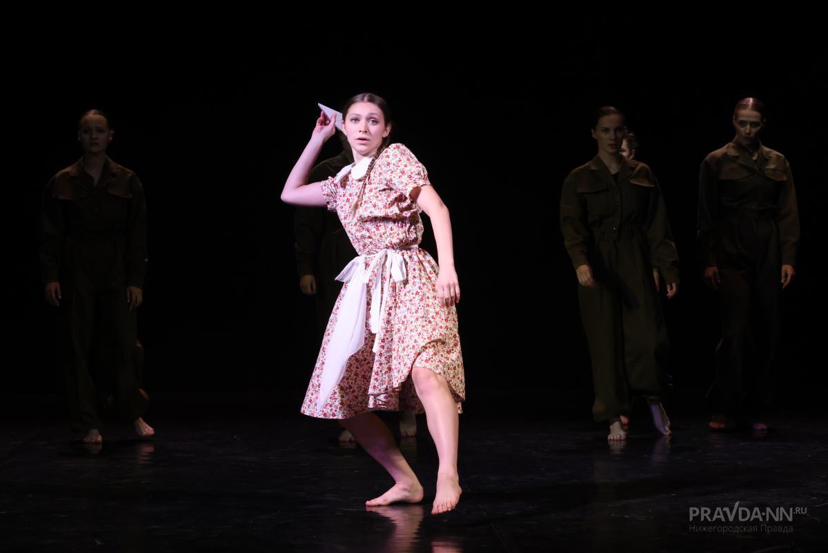 Опубликованы фото спектакля о подвигах советских лётчиц «В небе «Ночные ведьмы»