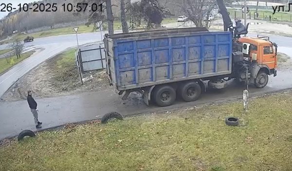 Водитель ломовоза вывез мусор, а затем оставил его на той же площадке на Бору